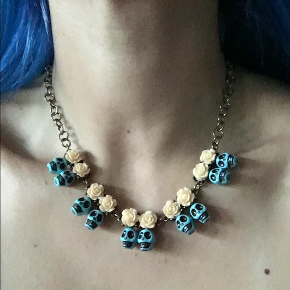 🌹💀Blue skulls and roses necklace 💀🌹